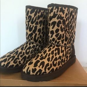 UGG W CLASSIC SHORT EXOTIC LEOPARD CHEETAH BOOTS